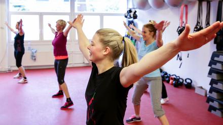 Vorsorge. Mitarbeiter des Versandhandels "Otto" halten sich in der Mittagspause fit.