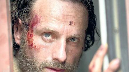 Rick Grimes (Andrew Lincoln) schaut, ob die Luft rein ist.