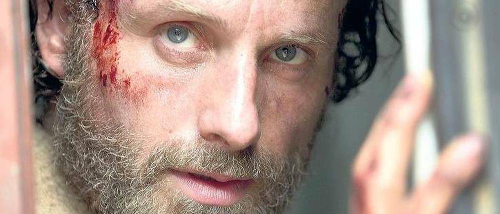 Rick Grimes (Andrew Lincoln) schaut, ob die Luft rein ist.