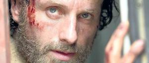 Rick Grimes (Andrew Lincoln) schaut, ob die Luft rein ist.