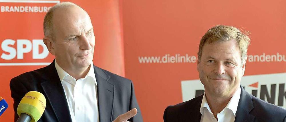 Man ist sich einig: Dietmar Woidke und Christian Görke haben stellvertretend für ihre Parteien ein neues Regierungsbündnis geschlossen.