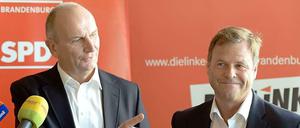 Man ist sich einig: Dietmar Woidke und Christian Görke haben stellvertretend für ihre Parteien ein neues Regierungsbündnis geschlossen.