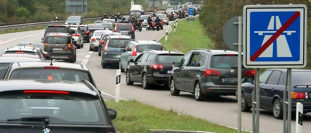Die tatsächlichen Kohlendioxid-Werte von Neuwagen haben wenig bis nichts mit den im Fahrzeugbrief vermerkten Werten zu tun. Das beklagen Nicht-Regierungsorganisationen schon lange. 