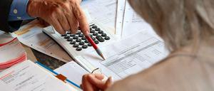 Eine Frage des Vertrauens. Bankberater und Kundin im Gespräch.