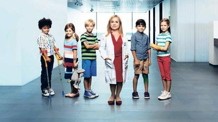 Auf Augenhöhe mit den jungen Patienten: Dr. Klein (Christine Urspruch). Foto: ZDF