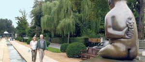 Versteckt. Skulpturen von Jürgen Goertz sind am Kurpark von Bad Pyrmont aufgestellt. Das Kind auf der Weltkugel hält - so Lästermäuler - den Kurschatten hinter seinem Rücken.