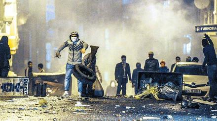 Entladung. Viele Kurden werfen der türkischen Regierung vor, nicht genug gegen die IS-Miliz in Syrien zu unternehmen, obwohl Panzerverbände an der Grenze stehen.