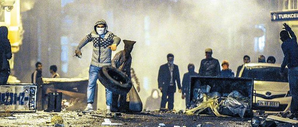 Entladung. Viele Kurden werfen der türkischen Regierung vor, nicht genug gegen die IS-Miliz in Syrien zu unternehmen, obwohl Panzerverbände an der Grenze stehen.
