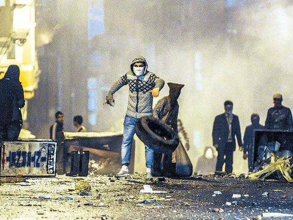 Entladung. Viele Kurden werfen der türkischen Regierung vor, nicht genug gegen die IS-Miliz in Syrien zu unternehmen, obwohl Panzerverbände an der Grenze stehen.