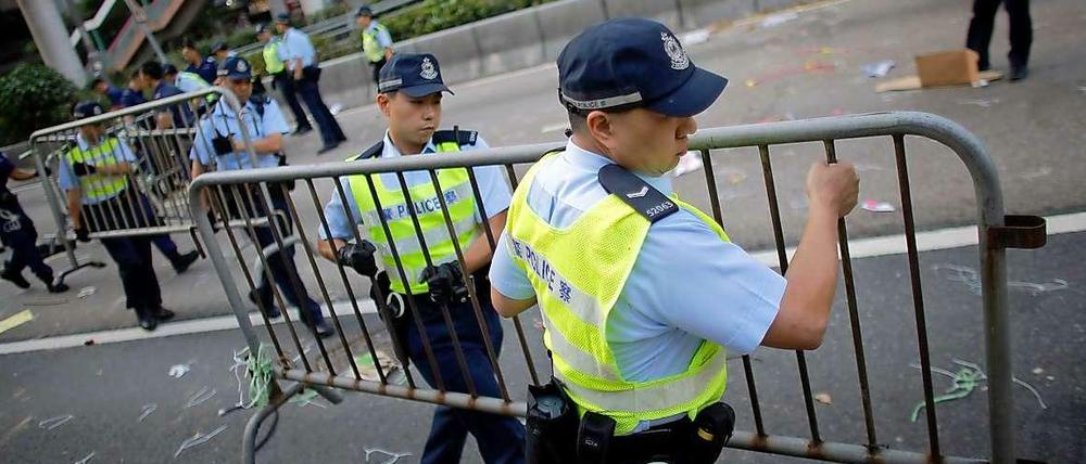 Die Polizisten räumten am Montagmorgen vor allem an den Hauptprotestpunkten die Barrikaden ab.
