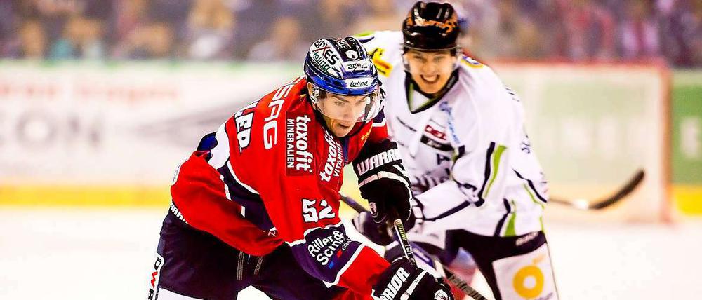 Erfahrener Neuling. Sven Ziegler konnte sich bei den Eisbären zuletzt immer mehr profilieren. Nachdem er in der Vorsaison sporadisch zum Einsatz kam, hat er nun einen Stammplatz.