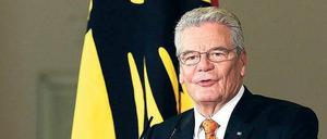 Zum 25. Jahrestag erklärt Joachim Gauck im Leipziger Gewandhaus in seiner "Rede zur Demokratie": "Hier und heute sagen wir es noch einmal ganz deutlich: kein 9. November ohne den 9. Oktober. Vor der Einheit kam die Freiheit."