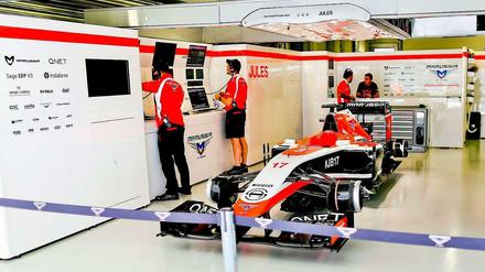 Stillleben. Das Auto von Jules Bianchi wird an der Strecke von Sotschi gerade nur noch ausgestellt.