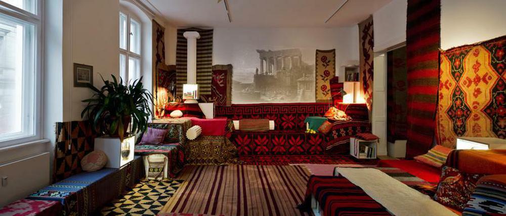 Installationsansicht von "Crash Pad", dem Beitrag des griechischen Künstlers und Architekten Andreas Angelidakis für die 8. Berlin-Biennale, 2014, in den Kunst-Werken.