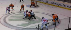 Die Eisbären vor ihrer Kurve im Angriff. Die Anfeuerung half, zumindest einen Punkt mit nach Berlin zu nehmen.