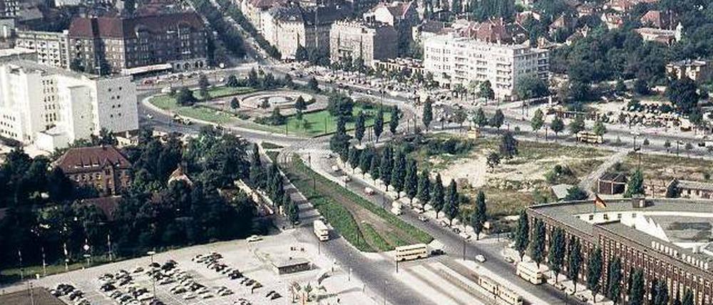 Westend, 1958. Der Theodor-Heuss-Platz heißt noch Reichskanzlerplatz (bis Dezember 1963), die SFB-Zentrale wird erst im Jahr 1970 eröffnet – sie ist damals eine Brache. 