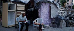 Ein Palästinenser sitzt im Gazastreifen vor den Überresten seines Hauses.