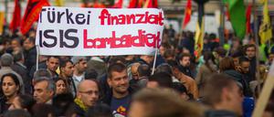 Kurdendemo am Hermannplatz. Das Verhalten der Türkei wird auf vielen Transparenten scharf kritisiert. 