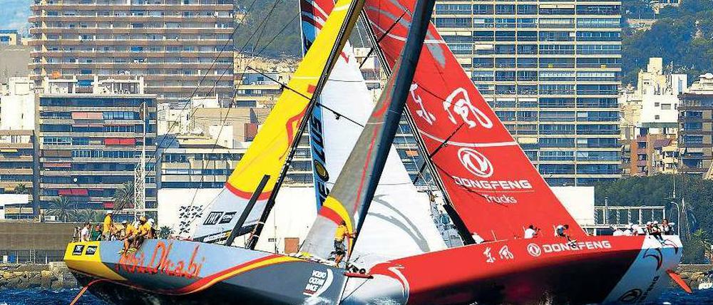 Im Einheitsboot um die Welt. Das favorisierte Team Abu Dhabi Ocean Racing (l.) und das Dongfeng Race Team aus China proben vor Alicante für das Rennen auf hoher See.