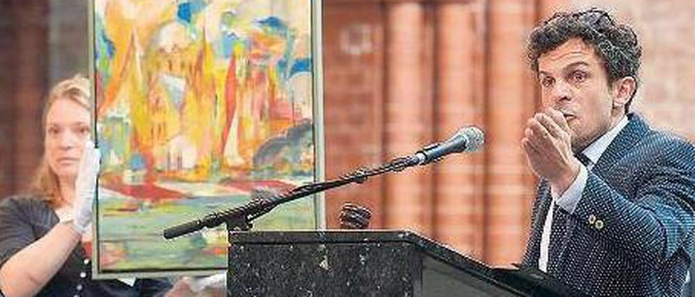 Zum Ersten, zum Zweiten ... Fares Al-Hassan hatte sein Debüt als Auktionator bei der diesjährigen Kunstversteigerung der evangelischen Kirche in der Kreuzberger Heilig-Kreuz-Kirche. 