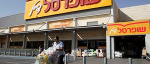 Teures Pflaster. Knapp 20 Cent kostet zum Beispiel ein Schokopudding in Deutschland – umgerechnet 60 Cent sind es in einem israelischen Supermarkt. Dabei liegt der Durchschnittsverdienst pro Jahr und Haushalt laut OECD in Israel mit 20 434 Dollar unter dem Durchschnitt und unter dem Deutschlands (30 721 Dollar).