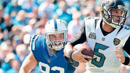 Jäger des Quarterbacks. Die Aufgabe von Björn Werner (l.) besteht darin, den gegnerischen Spielmacher anzugreifen. Foto: AFP