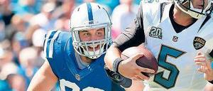Jäger des Quarterbacks. Die Aufgabe von Björn Werner (l.) besteht darin, den gegnerischen Spielmacher anzugreifen. Foto: AFP