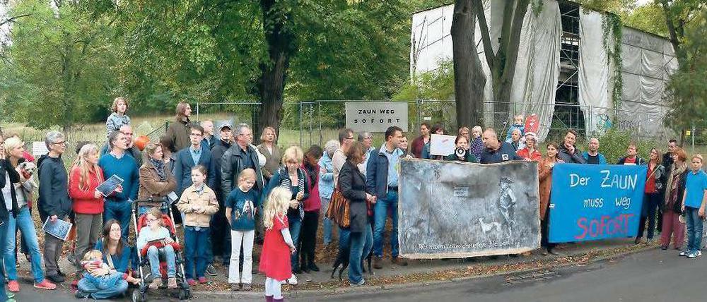 Protest gegen Absperrung. Am Pfingsberg steht die marode Villa Henckel. Den zugehörigen Park hat der Springer-Chef absperren lassen – auf Betreiben der Stiftung Preußische Schlösser und Gärten. 