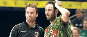 Gesprächsbedarf. Trainer Dagur Sigurdsson im Dialog mit Kapitän Iker Romero.