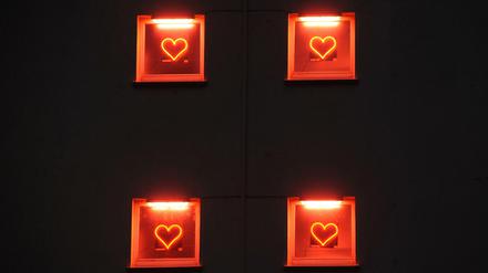 Neonherzen leuchten in den Fenstern eines Edelbordells.