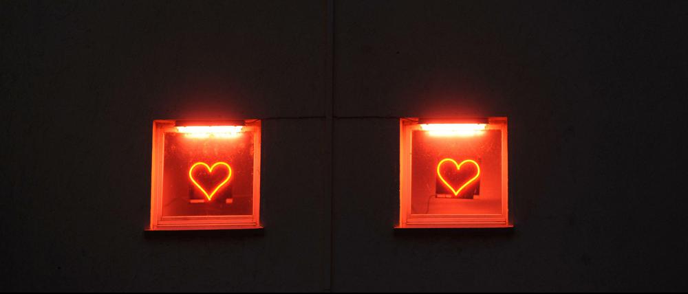 Neonherzen leuchten in den Fenstern eines Edelbordells.