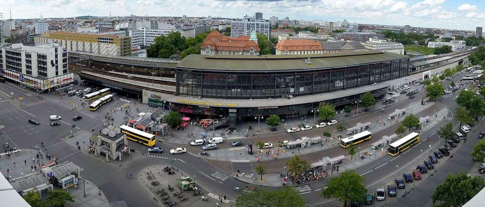 Auf dem weißen Riesen. Ein Blick auf den Hardenbergplatz vom 60 Meter hohen Hutmacher-Haus. Für den Bereich rechts schlägt die AG City Neubauten vor.
