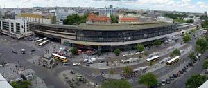 Auf dem weißen Riesen. Ein Blick auf den Hardenbergplatz vom 60 Meter hohen Hutmacher-Haus. Für den Bereich rechts schlägt die AG City Neubauten vor.