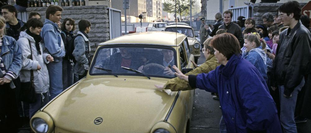 Der Grenzübergang in der Invalidenstraße (hier am 10. November) ist für den Massenansturm von DDR-Bürgern zu klein. Seit dem Morgen des 17. November wird er deutlich verbreitert. Dafür müssen auch die Mauern links und rechts des Durchgangs weichen.