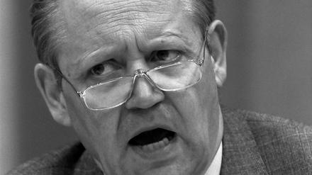 "Ab sofort, unverzüglich!" Günter Schabowski verkündet am Ende seiner Pressekonferenz die Top-Meldung des Tages: die DDR öffnet die Grenze - die Mauer ist Geschichte. In dem Moment, als er die ihm nicht bekannte Meldung vorträgt, ist Schabowski allerdings nicht bewusst, dass er gerade das Ende der DDR ankündigt.