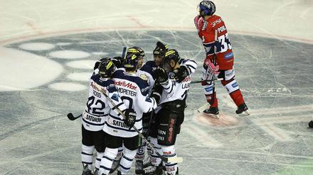 Alle feiern, einer nicht: Eisbären-Spieler Petr Pohl.