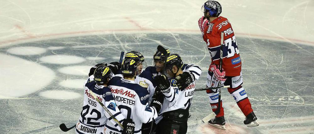 Alle feiern, einer nicht: Eisbären-Spieler Petr Pohl.