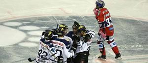 Alle feiern, einer nicht: Eisbären-Spieler Petr Pohl.