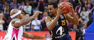 Und Richtungswechsel. Albas Clifford Hammonds (re.) führt mit seinem Gegenspieler ein Tänzchen.