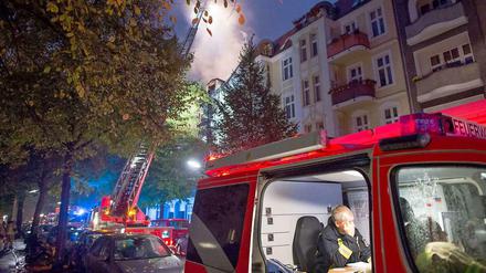 Im Berliner Ortsteil Friedenau in Schöneberg musste die Feuerwehr in der Nacht zu Samstag zu einem Großeinsatz ausrücken.
