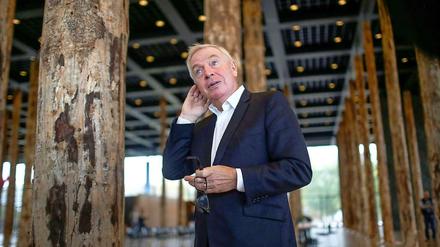 Stamm und Baum. David Chipperfield inmitten seiner Installation in der Neuen Nationalgalerie mit 141 Fichtenstämmen.