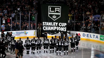 Die Los Angeles Kings werden vor ihrem ersten Spiel der neuen Saison für ihren Meisterschaft 2013/14 geehrt. Danach gibt es dann gleich mal ein 0:4 gegen die San Jose Sharks.