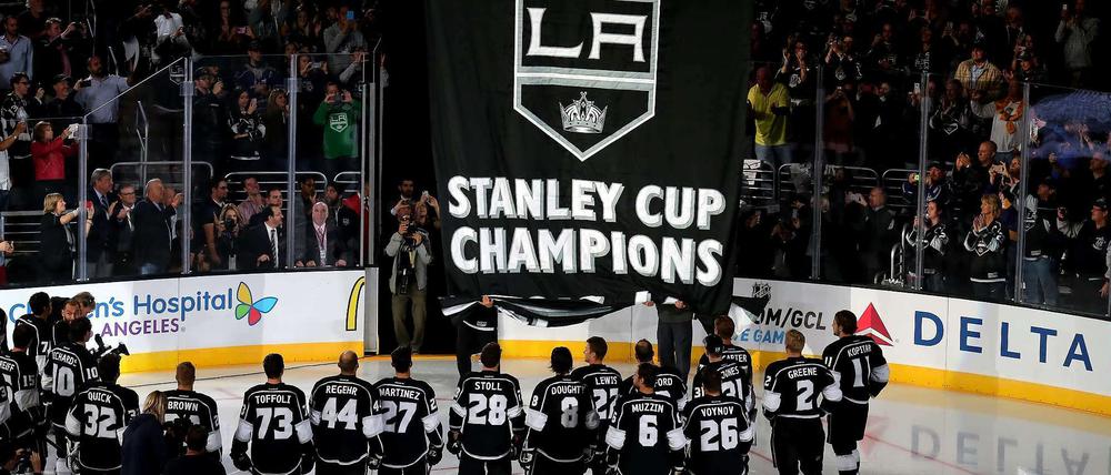 Die Los Angeles Kings werden vor ihrem ersten Spiel der neuen Saison für ihren Meisterschaft 2013/14 geehrt. Danach gibt es dann gleich mal ein 0:4 gegen die San Jose Sharks.