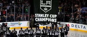 Die Los Angeles Kings werden vor ihrem ersten Spiel der neuen Saison für ihren Meisterschaft 2013/14 geehrt. Danach gibt es dann gleich mal ein 0:4 gegen die San Jose Sharks.