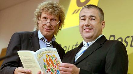 Glücksmesser. Post-Vorstand Jürgen Gerdes (r,) und der Direktor des Forschungszentrums Generationenverträge an der Universität Freiburg, Bernd Raffelhüschen, präsentieren den Glücksatlas.