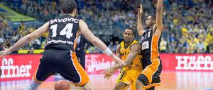 Im Tunnel. Cliff Hammonds (Mitte) glänzte bei Albas Sieg gegen Ulm mit 18 Punkten.