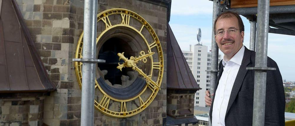 Wanderbaustelle. Martin Germer, Pfarrer der Kaiser-Wilhelm-Gedächtniskirche, auf dem Gerüst am neueren Glockenturm neben dem sanierten Altbau.