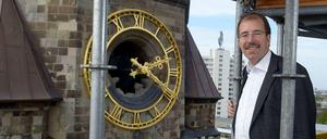 Wanderbaustelle. Martin Germer, Pfarrer der Kaiser-Wilhelm-Gedächtniskirche, auf dem Gerüst am neueren Glockenturm neben dem sanierten Altbau.