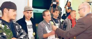 Danke, danke. Die Männer malerten lieber, als ihre Tagessätze in der Haft abzusitzen. Die Schule freut’s. 