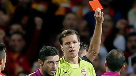 Ein Mann sieht rot. Arsenals Szczesny (grünes Trikot) kennt das schon.